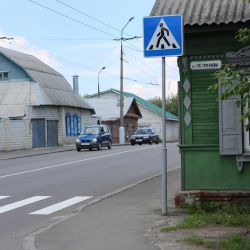 Странная табличка на жилом доме вводит в замешательство гомельчан