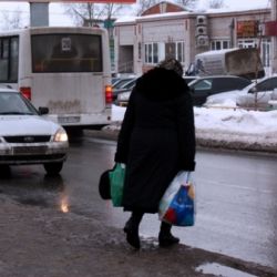 Женщина переходила дорогу в неположенном месте и попала под колеса авто